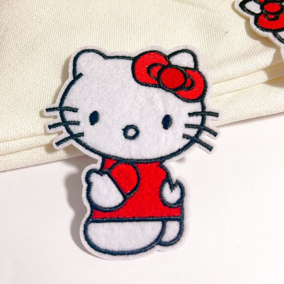 A11-Red Hello Kitty‎ Cartoon-Iron on patch - Picture 1 of 3